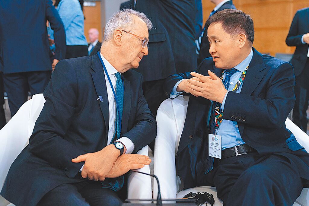 鲍威尔激情演讲不屈
